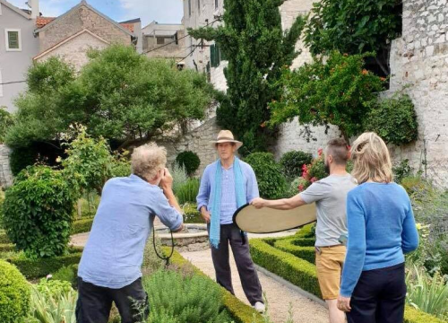 Fotografija 15 - Slavni britanski vrtlar Monty Don snimio emisiju o Samostanskom srednjovjekovnom vrtu sv. Lovre u Šibeniku