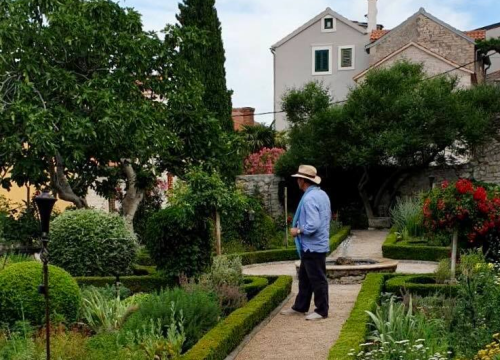Fotografija 18 - Slavni britanski vrtlar Monty Don snimio emisiju o Samostanskom srednjovjekovnom vrtu sv. Lovre u Šibeniku