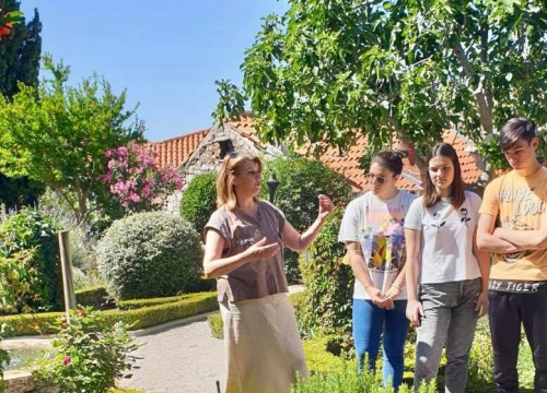 Fotografija 20 - Slavni britanski vrtlar Monty Don snimio emisiju o Samostanskom srednjovjekovnom vrtu sv. Lovre u Šibeniku
