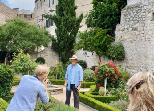 Fotografija 21 - Slavni britanski vrtlar Monty Don snimio emisiju o Samostanskom srednjovjekovnom vrtu sv. Lovre u Šibeniku