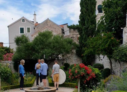 Fotografija 23 - Slavni britanski vrtlar Monty Don snimio emisiju o Samostanskom srednjovjekovnom vrtu sv. Lovre u Šibeniku