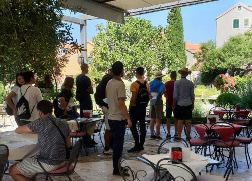 Fotografija 24 - Slavni britanski vrtlar Monty Don snimio emisiju o Samostanskom srednjovjekovnom vrtu sv. Lovre u Šibeniku