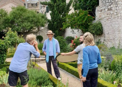 Fotografija 25 - Slavni britanski vrtlar Monty Don snimio emisiju o Samostanskom srednjovjekovnom vrtu sv. Lovre u Šibeniku