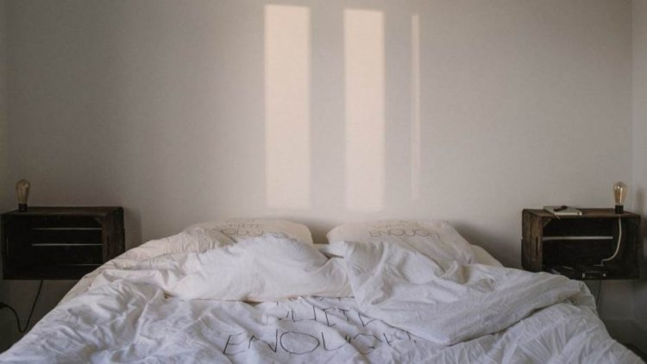 Ljeti je na krevetu više bakterija, no koliko često treba prati posteljinu?