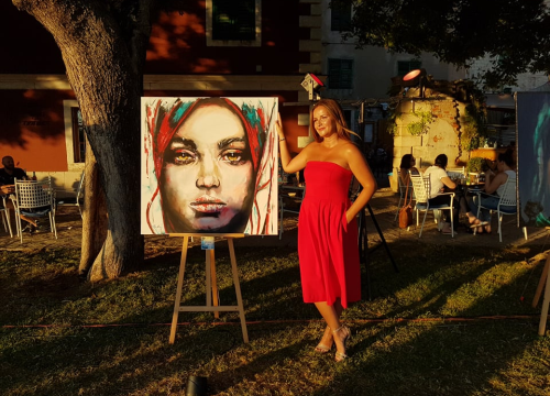 Otvorena treća samostalna izložba Branke Grubić u Azimutu: 'Moje cure govore o slobodi i puštaju glas. Dosta je bilo!'