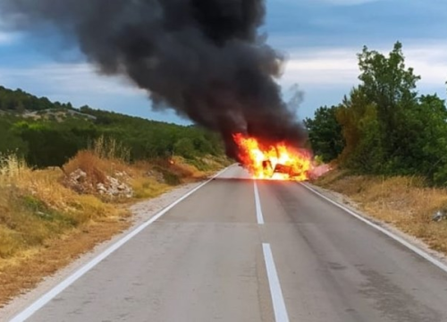 Automobil izgorio na cesti kod Okita, iz zapaljenog automoila se spasila mlađa žena