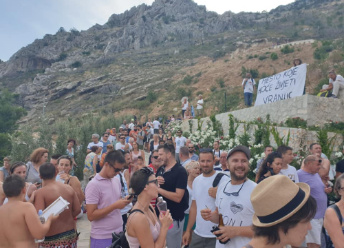 Fotografija 10 - Festival bespravne gradnje na Vruji: 'Tražimo da se ovaj teritorij oslobodi i vrati matičnoj državi!'