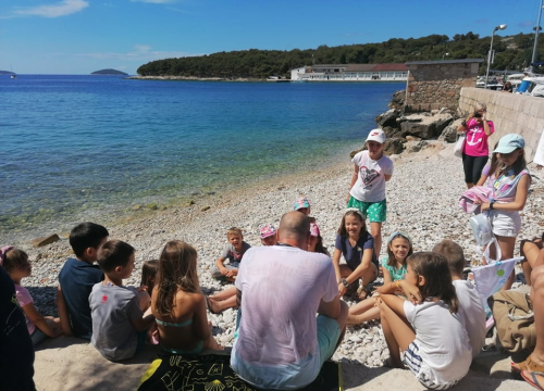 Fotografija 6 - Ribafish dočekan u Prvić Luci: Družio se s djecom i učio ih kako čuvati more