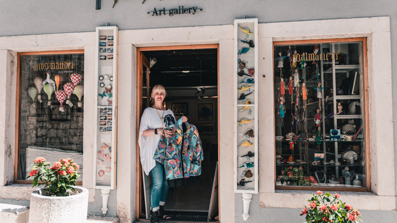 Ljeto u Galeriji Juraj Dalmatinac u znaku veselih riba, bezvremenskog nakita i poznatih umjetnika!