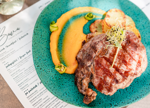 Fotografija 13 - Posjetite Bistro Bava u hladu najstarijeg šibenskog stabla i uživajte u genijalnoj hrani i dvadeset vrsta piva