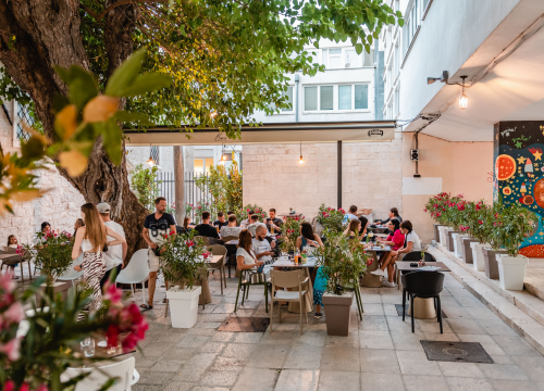 Fotografija 23 - Posjetite Bistro Bava u hladu najstarijeg šibenskog stabla i uživajte u genijalnoj hrani i dvadeset vrsta piva