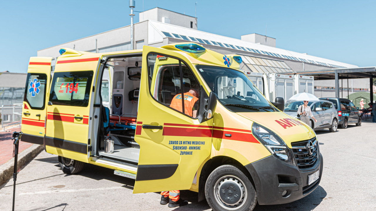 Župan Jelić predao ključeve novog vozila hitne pomoći: S njime će se služiti ispostava u Vodicama