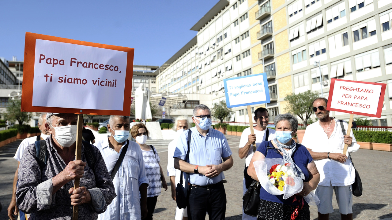 Papa Franjo nakon operacije postupno nastavlja s radom