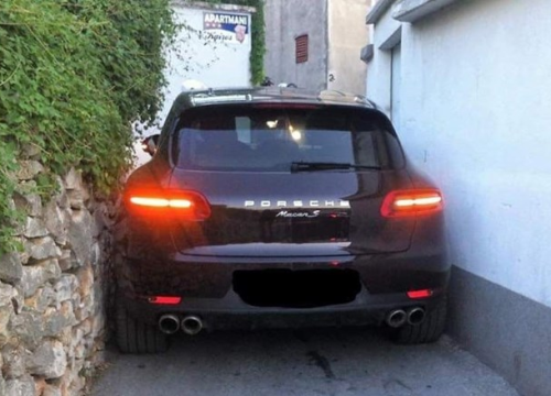 Vozač Porschea precijenio dalmatinsku ulicu pa osvanuo na Fejsu
