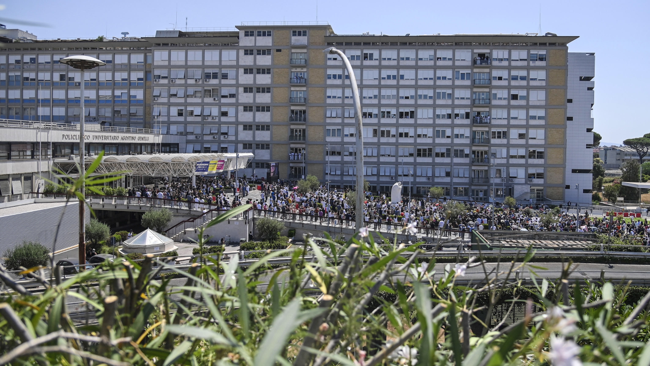 Papa se prvi puta pojavio u javnosti od operacije