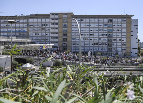 Papa se prvi puta pojavio u javnosti od operacije