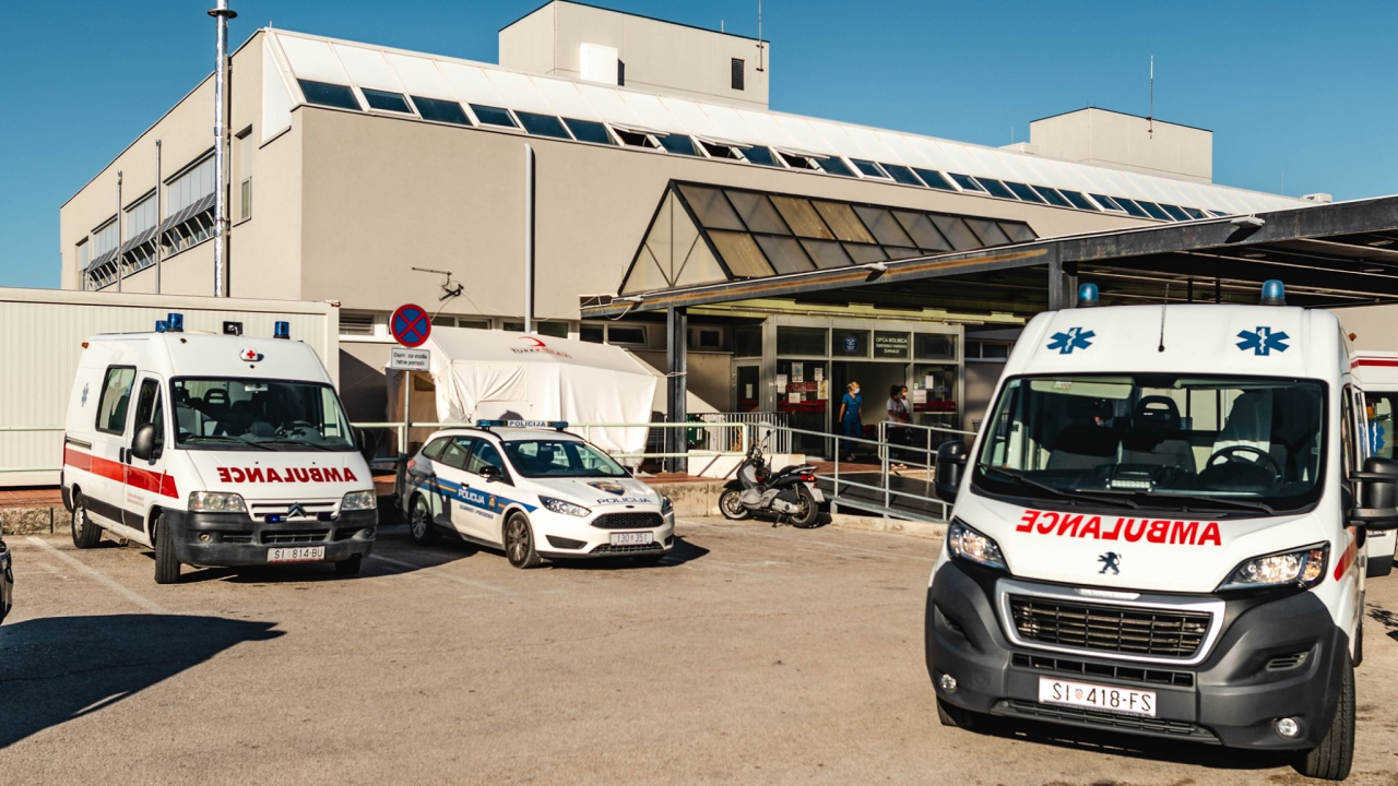 Pijan prešao u suprotnu traku i zabio se u nadolazeći auto: Drugi vozač bori se za život u šibenskoj bolnici
