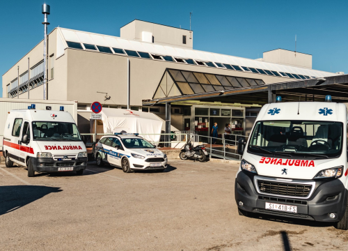 Pijan prešao u suprotnu traku i zabio se u nadolazeći auto: Drugi vozač bori se za život u šibenskoj bolnici