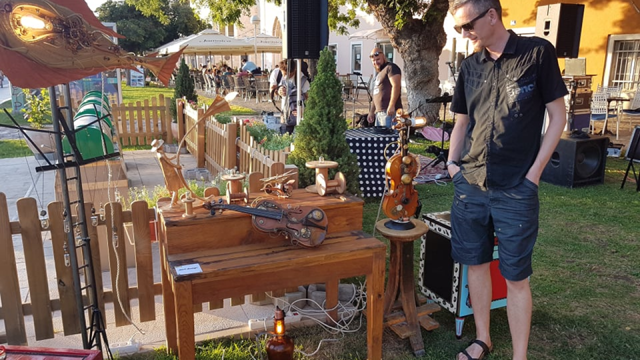 Ispred Azimuta otvorena izložba 'Litnja kužina': Svoje radove predstavilo petnaest šibenskih umjetnika i kreativaca