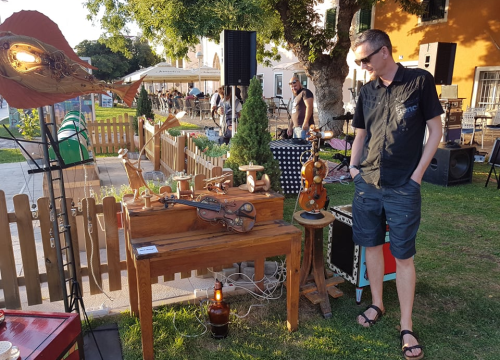 Ispred Azimuta otvorena izložba 'Litnja kužina': Svoje radove predstavilo petnaest šibenskih umjetnika i kreativaca