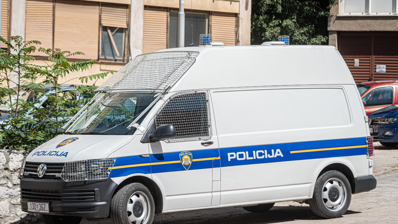 Dolijao policiji: U Šibeniku izveo dosta drsku krađu, a onda po Murteru prijetio blagajnicama, sve zbog tisuću kuna