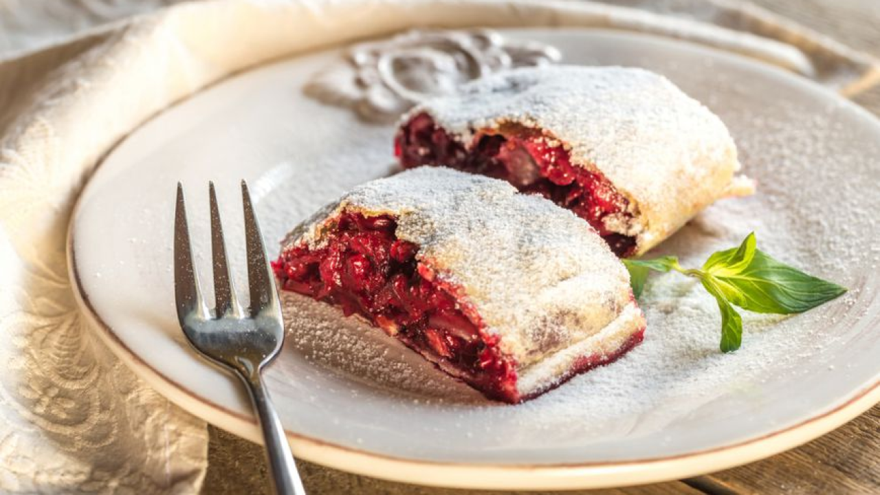 Štrudla od višanja: Kolač za koji se isplati paliti pećnicu tijekom ljeta