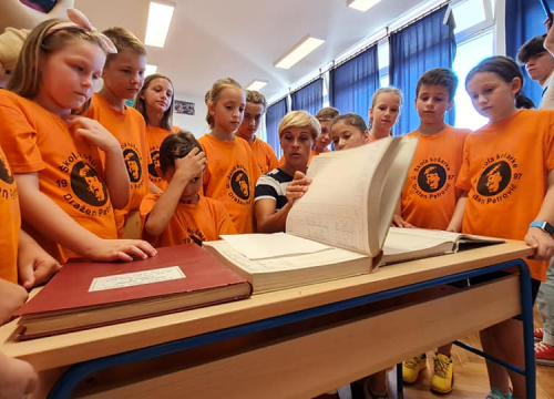 Fotografija 19 - Ivana Guberina s mladom ekipom snima film o Draženu: Danas su pregledali školske ocjene šibenskog virtuoza