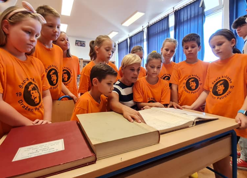 Fotografija 21 - Ivana Guberina s mladom ekipom snima film o Draženu: Danas su pregledali školske ocjene šibenskog virtuoza