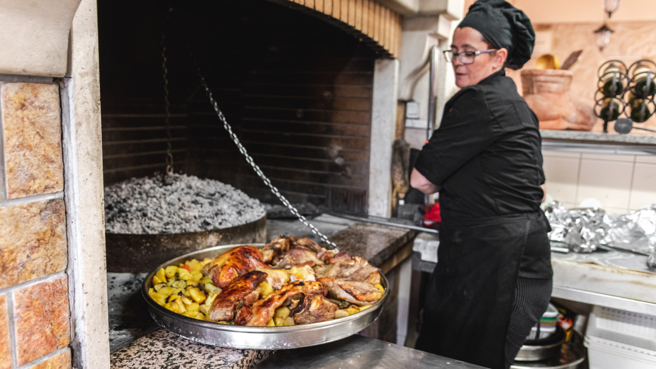 U Antinom Guštu omastite brk slasnim jelima ispod peke ili s ražnja!