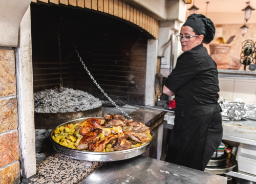 U Antinom Guštu omastite brk slasnim jelima ispod peke ili s ražnja!