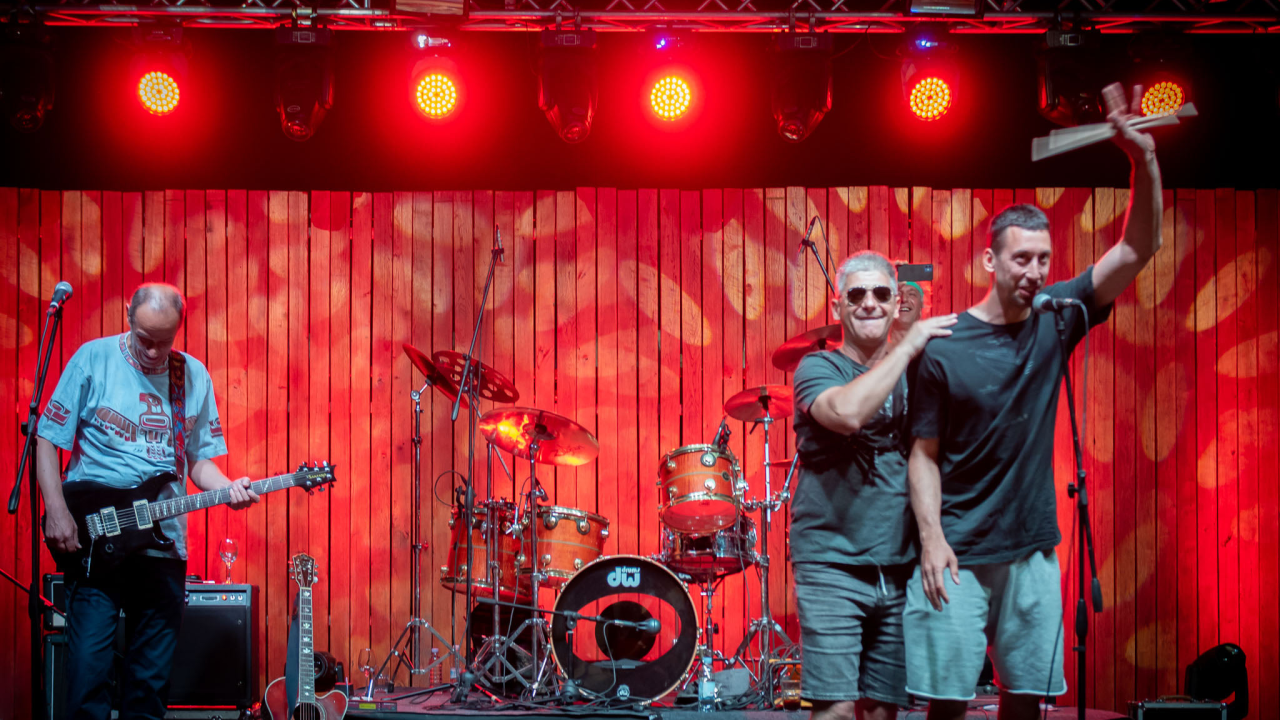 Daleka obala dva i pol sata redala hitove, za bubnjeve sjeo i proslavljeni Roko Ukić