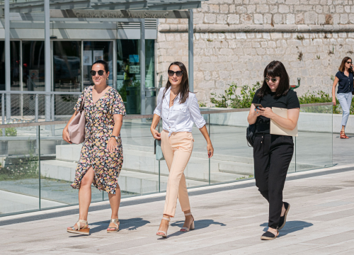 Fotografija 4 - Haljinice i lepršavi modni komadi preplavili centar grada