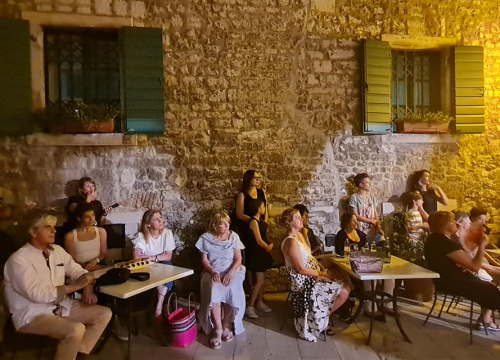 Fotografija 2 - Na skalinama kod Muzeja slušao se Arsen: Gradski komorni orkestar svirao mu je za rođendan