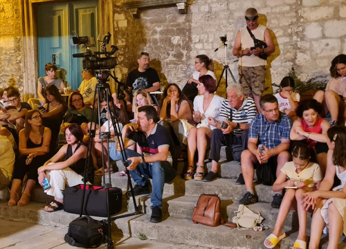 Fotografija 3 - Na skalinama kod Muzeja slušao se Arsen: Gradski komorni orkestar svirao mu je za rođendan