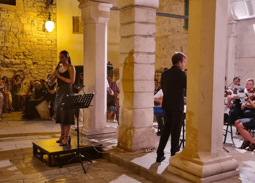 Fotografija 4 - Na skalinama kod Muzeja slušao se Arsen: Gradski komorni orkestar svirao mu je za rođendan