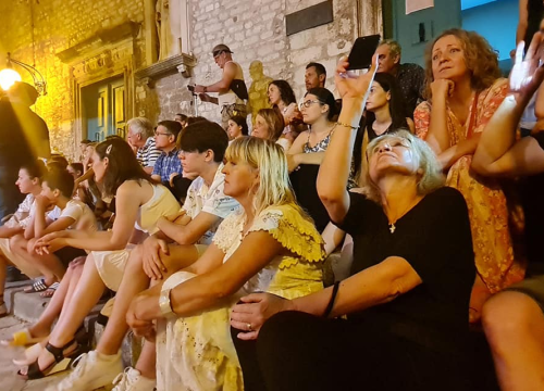 Fotografija 5 - Na skalinama kod Muzeja slušao se Arsen: Gradski komorni orkestar svirao mu je za rođendan