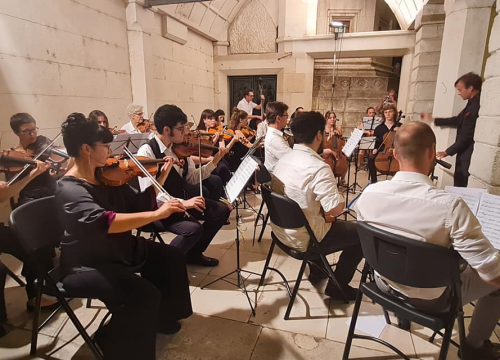 Fotografija 6 - Na skalinama kod Muzeja slušao se Arsen: Gradski komorni orkestar svirao mu je za rođendan