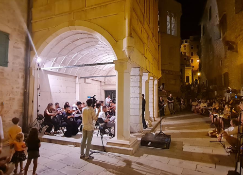 Fotografija 10 - Na skalinama kod Muzeja slušao se Arsen: Gradski komorni orkestar svirao mu je za rođendan