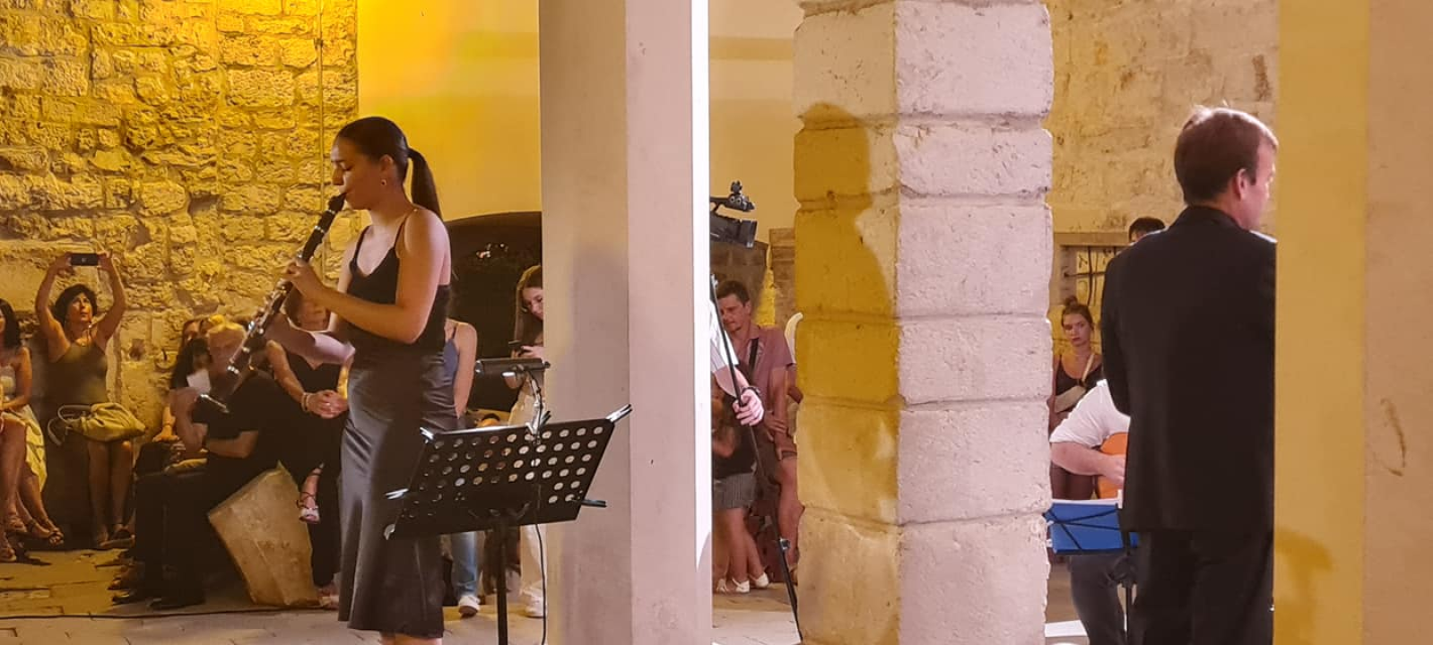 Na skalinama kod Muzeja slušao se Arsen: Gradski komorni orkestar svirao mu je za rođendan