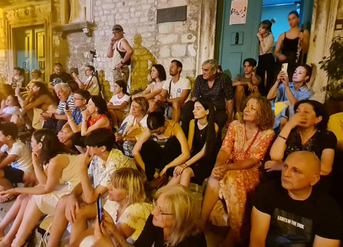 Fotografija 14 - Na skalinama kod Muzeja slušao se Arsen: Gradski komorni orkestar svirao mu je za rođendan