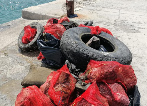 Fotografija 3 - Volonteri iz mora oko Krapnja izronili stotinjak vreća smeća i krupni otpad