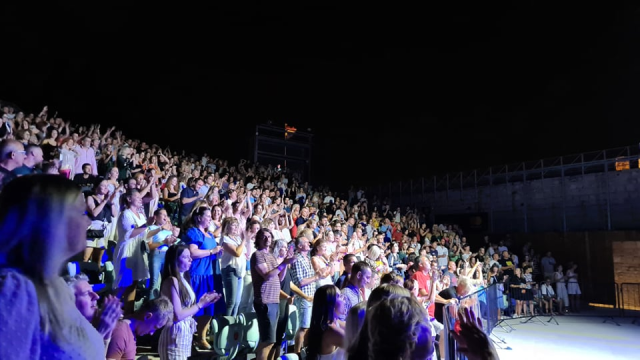 Crvena jabuka nizala hitove pred oduševljenom šibenskom publikom