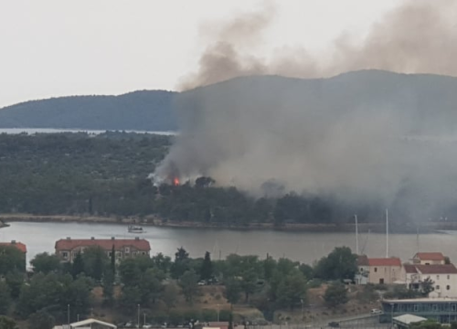 Ugašen požar u Dumbokoj: Kanader napustio požarište, izgorjela borova šuma