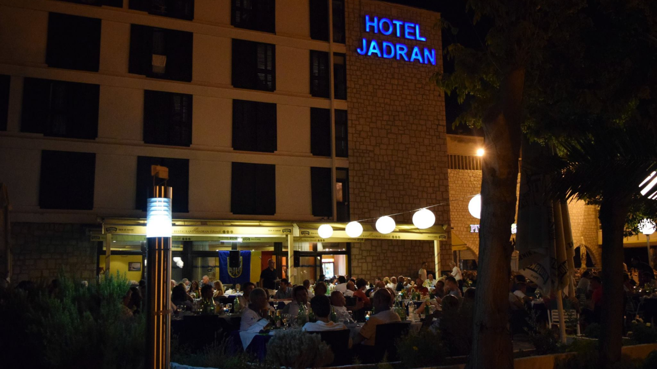 Zabavite se na novouređenoj terasi restorana i bara Jadran uz Sinove Ravnice!