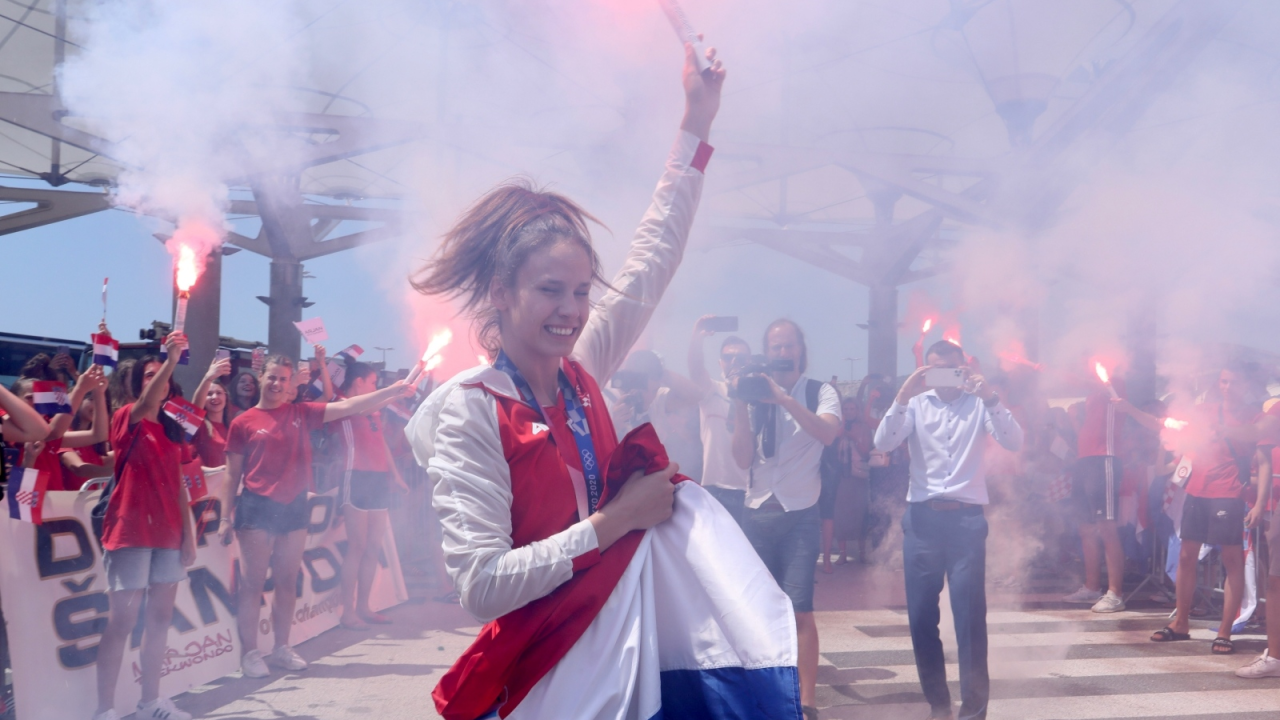 Matea Jelić u Splitu dočekana bakljadom: Pogledajte atmosferu s aerodroma