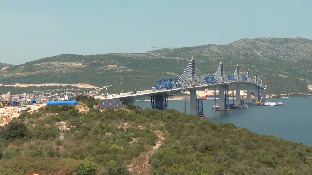 Pogledajte kako je gradnja Pelješkog mosta izgledala sa satelita