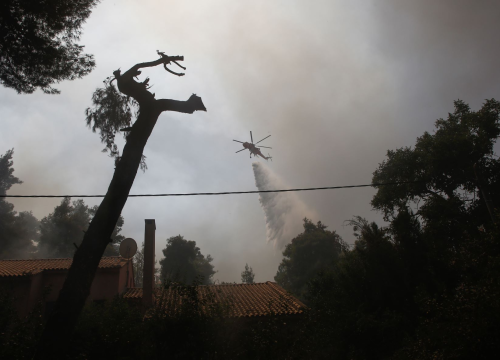 Strašni požari u Grčkoj: Evakuirano više sela, zatvorene ceste, jak vjetar sve otežava