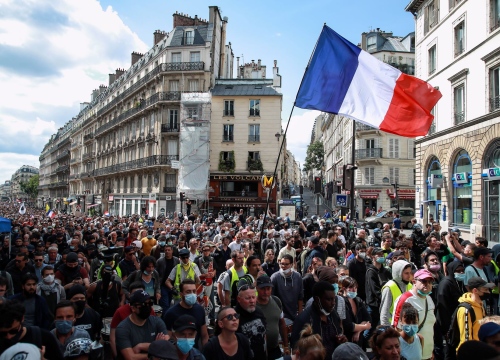 U Francuskoj više od 200 tisuća ljudi protiv korona mjera