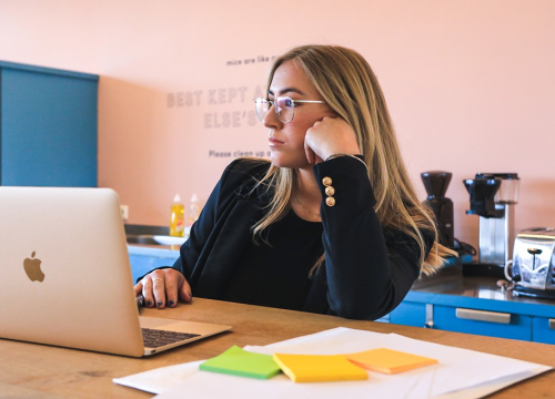 Pripadate generaciji X? Istraživanja govore da biste mogli imati problema na poslu iako ste produktivniji od milenijalaca