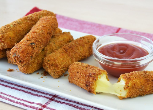 Hrskavi izvana, 'rastopljeni' iznutra: Recept za pohane štapiće od mozzarelle